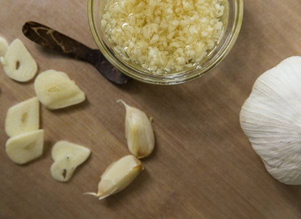 Sliced garlic