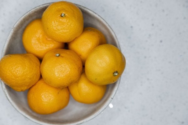 Oranges in a big bowl