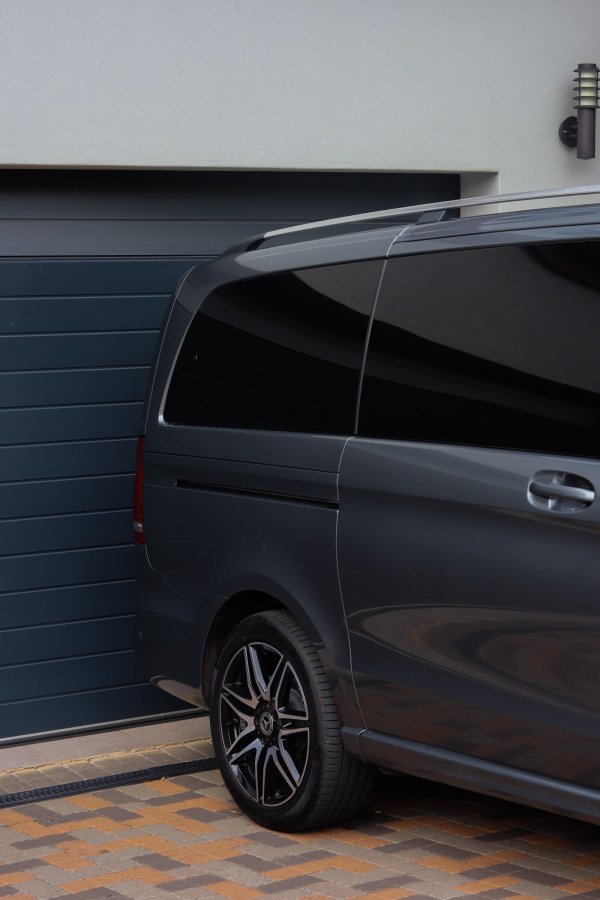 Mercedes-Benz V300d rear quarter