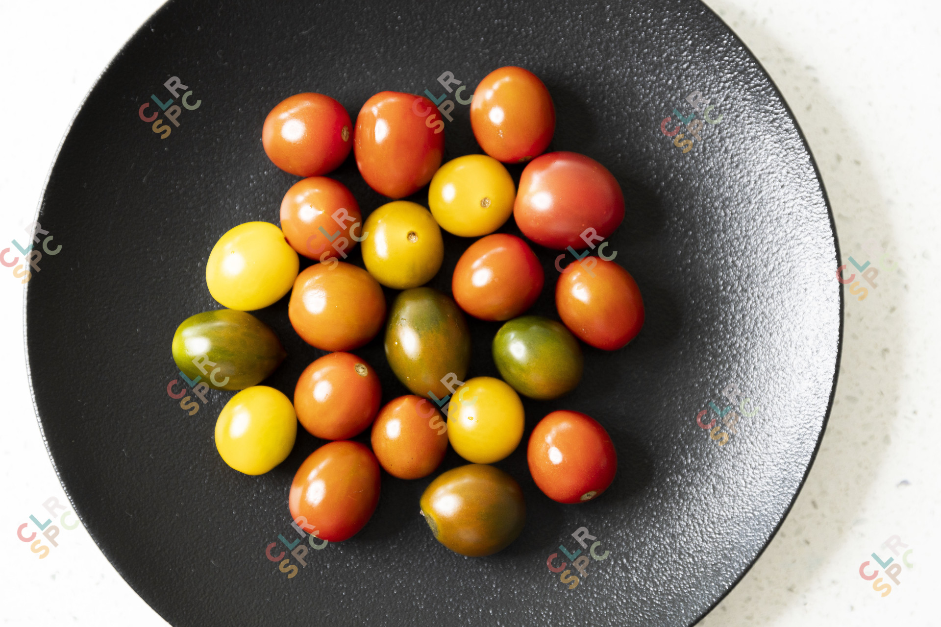 Red and yellow tomatoes in a plate